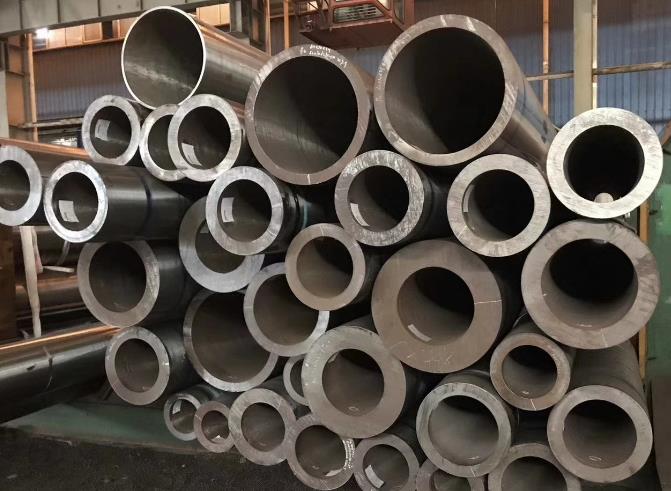 山东合金钢管经过热轧（挤、扩）或冷轧（拔）等工艺制成的无缝钢管